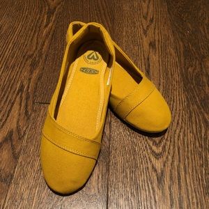 NWOT Keen mustard yellow flats size 7 (6.5)